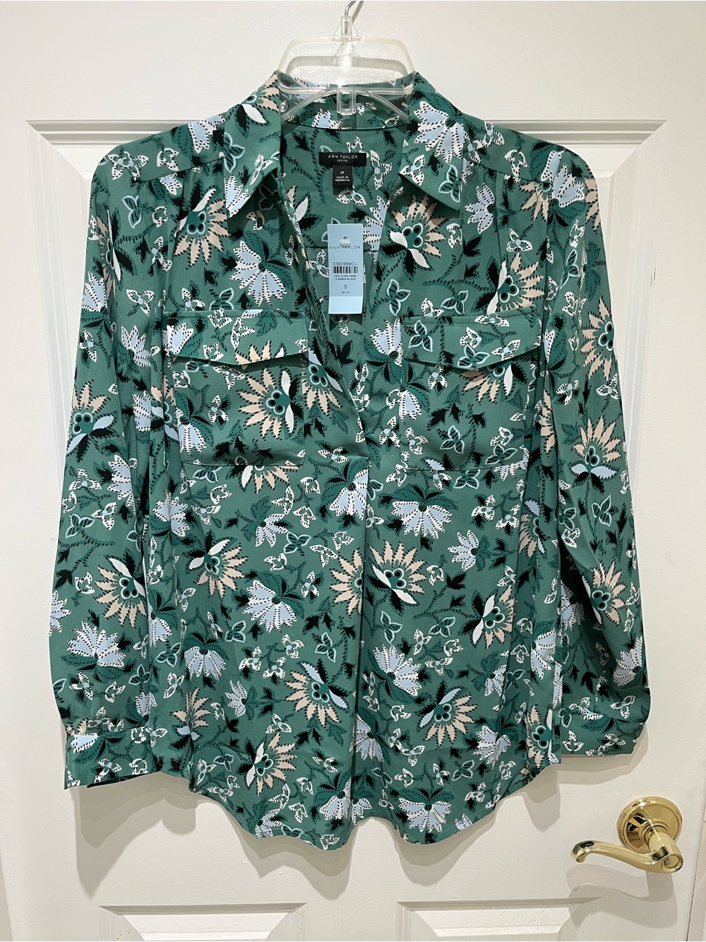 NWT Ann Taylor Green Floral Button-Down Shirt Size SP